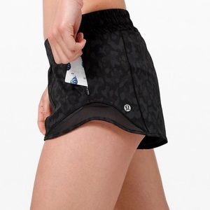 Lululemon Hotty Hot Shorts 2.5 (Cheetah)